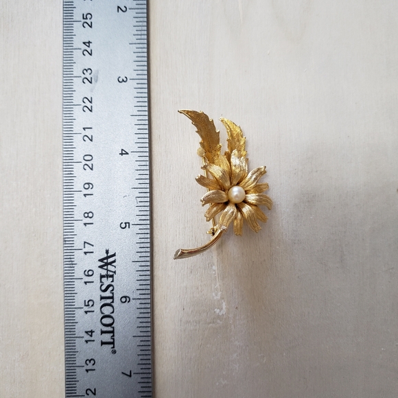 Vintage Flower Pin 2” Faux Pearl Textured Gold Metal Leaves Stem Spin Lock - Picture 6 of 6